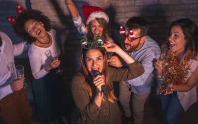 ¡Añade emoción a tus fiestas con karaoke! Cómo usar Ecuakaraoke para fiestas, Navidad y Halloween